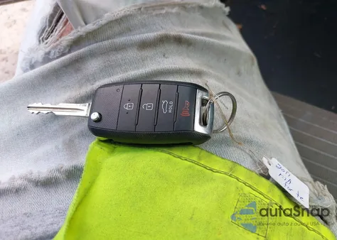 2017 Kia Forte Lx z USA, uszkodzony, nr VIN 3KPFL4A76HE112681